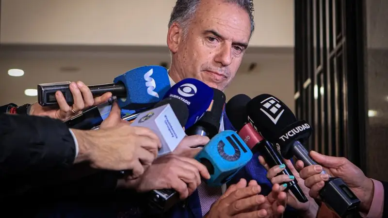 Yamandú Orsi, de saco azul, habla rodeado de micrófonos de la prensa. Foto: El Observador