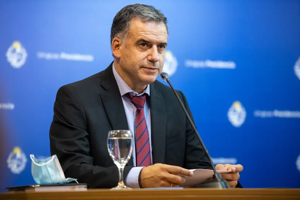Yamandú Orsi habla en una conferencia de prensa frente a un fondo de Presidencia. Foto: Intendencia de Montevideo / Wikimedia Commons (CC BY-SA 4.0) (archivo)