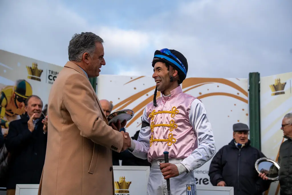 Yamandú Orsi en el Hipódromo de Maroñas durante el Gran Premio Presidente de la República. Foto: Presidencia