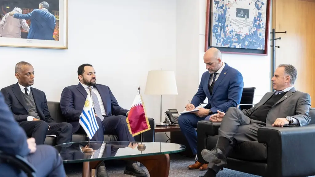 El ministro de Estado catarí Mohammed bin Abdulaziz Al-Khulaifi, junto a las banderas de Uruguay y Catar, en la reunión en la Torre Ejecutiva. Foto: Presidencia de la República
