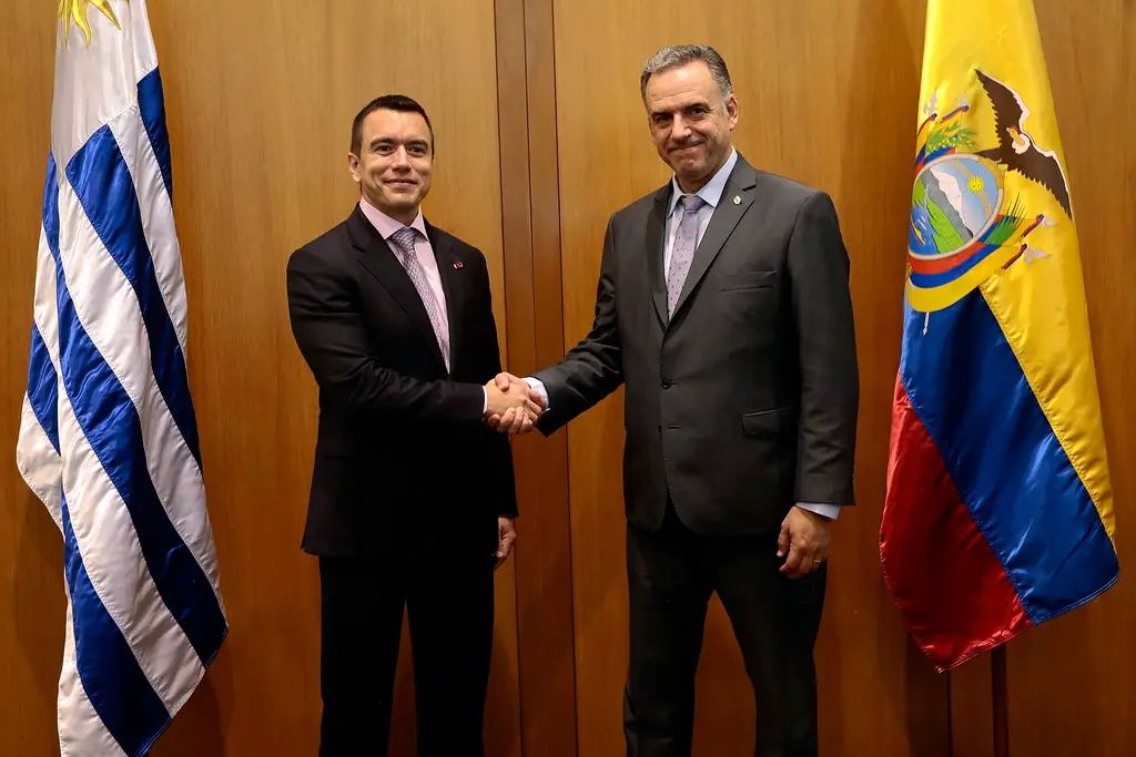 Yamandú Orsi saluda al presidente de Ecuador, Daniel Noboa, durante una reunión bilateral. Foto: Presidencia de la República del Ecuador / Wikimedia Commons (dominio público) (archivo)