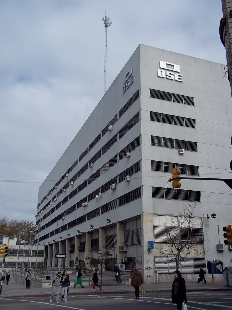 Edificio de OSE en Montevideo. Foto: Andrea Mazza / Wikimedia Commons (CC BY 3.0)