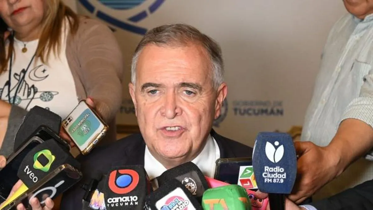 Gobernador de Tucumán sonriendo en una reunión oficial. Foto: Ámbito