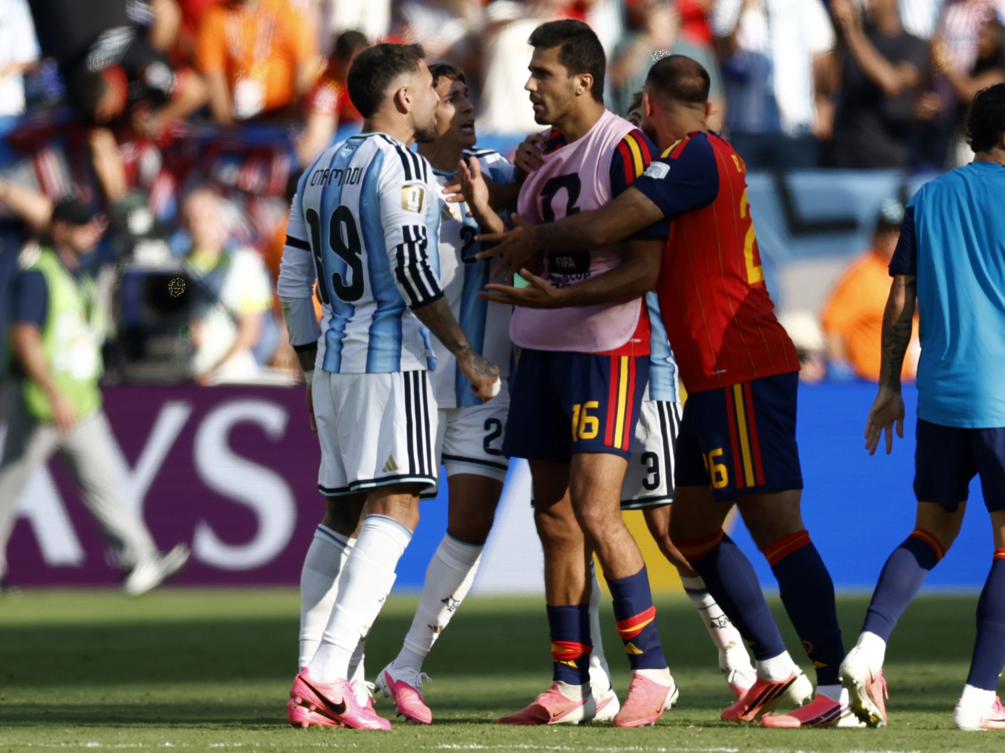 Partido de fútbol entre Argentina y España. Foto: Clarín