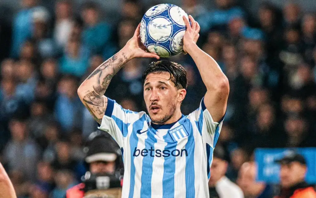 Alfonso Espino, con la pelota, en la cancha de Racing. Foto: El País