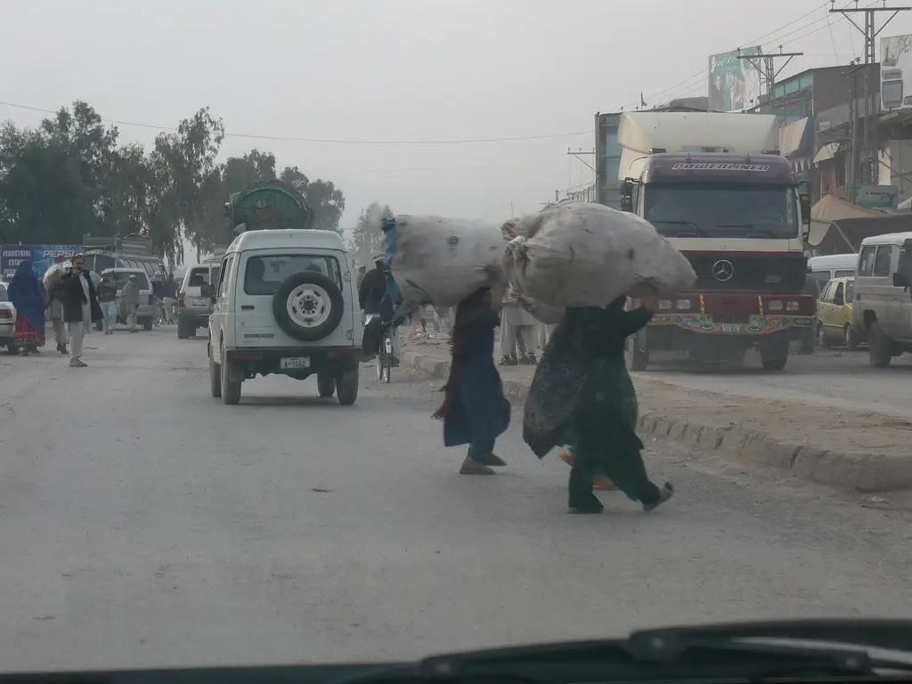 Peatones cargan bultos en una avenida de Peshawar, capital de la provincia de Khyber Pakhtunkhwa. Foto: Omer Wazir / Wikimedia Commons (CC BY-SA 2.0) (archivo)