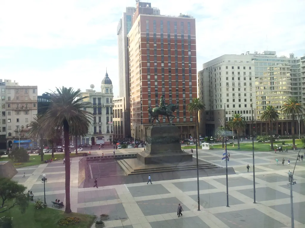 Plaza Independencia de Montevideo, donde se prevé el acto cívico de bienvenida a León XIV. Foto: Maximasu / Wikimedia Commons