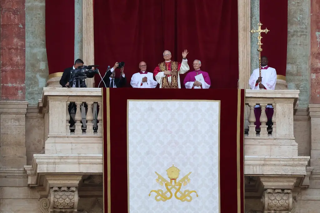 El papa León XIV saluda desde el balcón central de la basílica de San Pedro, en el Vaticano. Foto: Edgar Beltrán / The Pillar / Wikimedia Commons (CC BY-SA 4.0) (archivo)