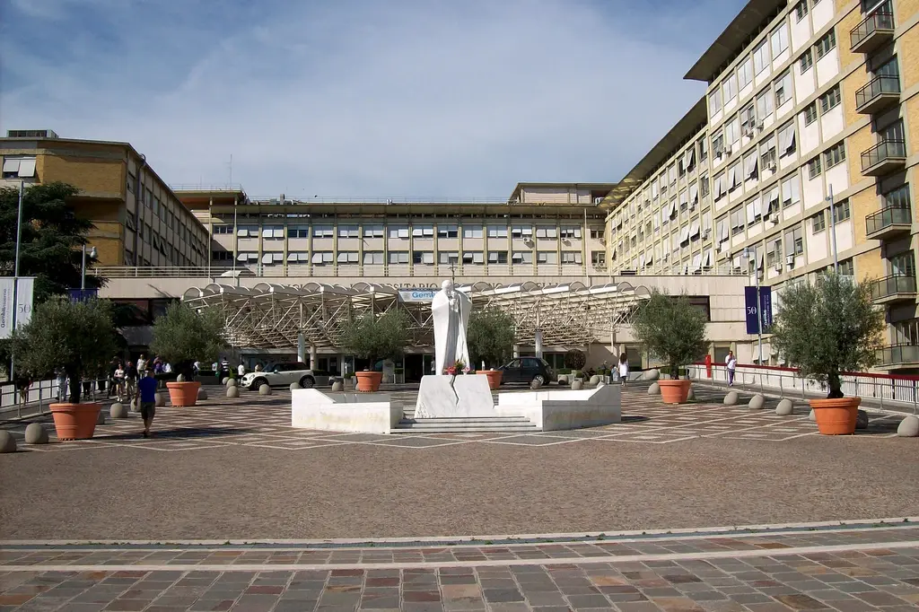 Explanada de ingreso al Policlínico Gemelli de Roma, con la estatua de Juan Pablo II frente al edificio principal. Foto: Blackcat / Wikimedia Commons (CC BY-SA 3.0 IT) (archivo)