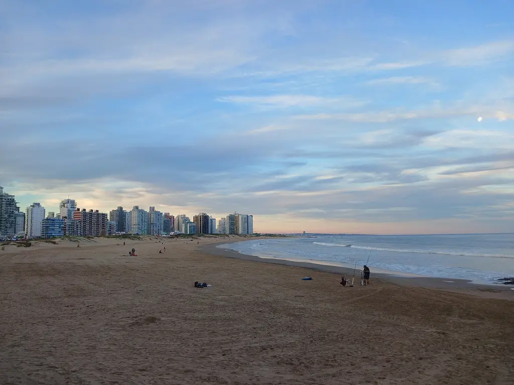 Playa Brava de Punta del Este vista desde la zona de Los Dedos, al atardecer (archivo). Foto: NaBUru38 / Wikimedia Commons (CC BY-SA 4.0)