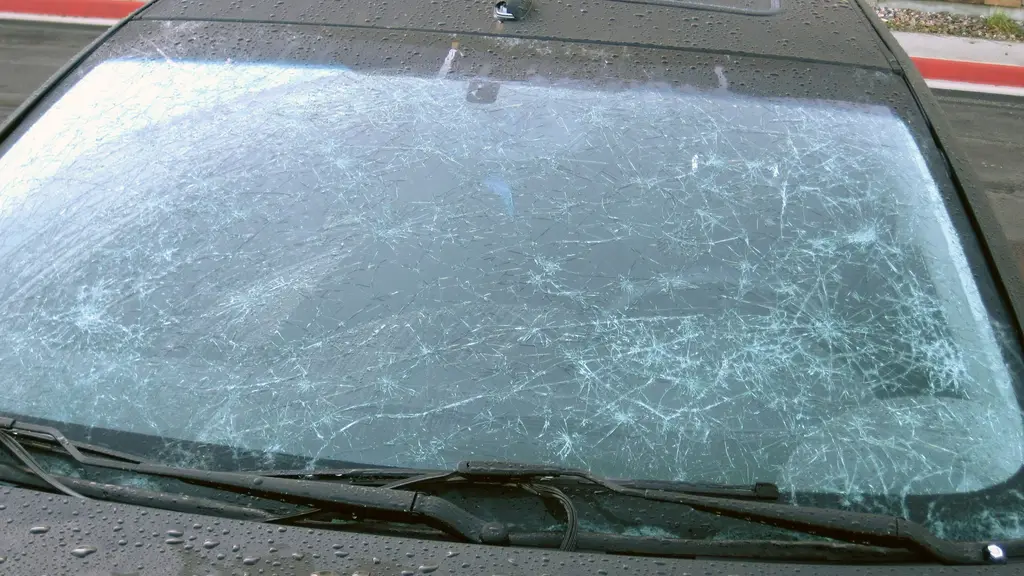 Parabrisas de un auto completamente astillado por el impacto de granizo, con gotas de lluvia sobre el capó. Foto: James St. John / Wikimedia Commons (CC BY 2.0) (archivo, imagen ilustrativa)