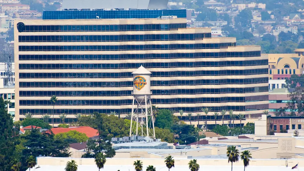 Edificio de oficinas y torre de agua de los estudios Warner Bros. en Burbank, California. Foto: Antoine Taveneaux / Wikimedia Commons (CC BY-SA 3.0) (archivo)