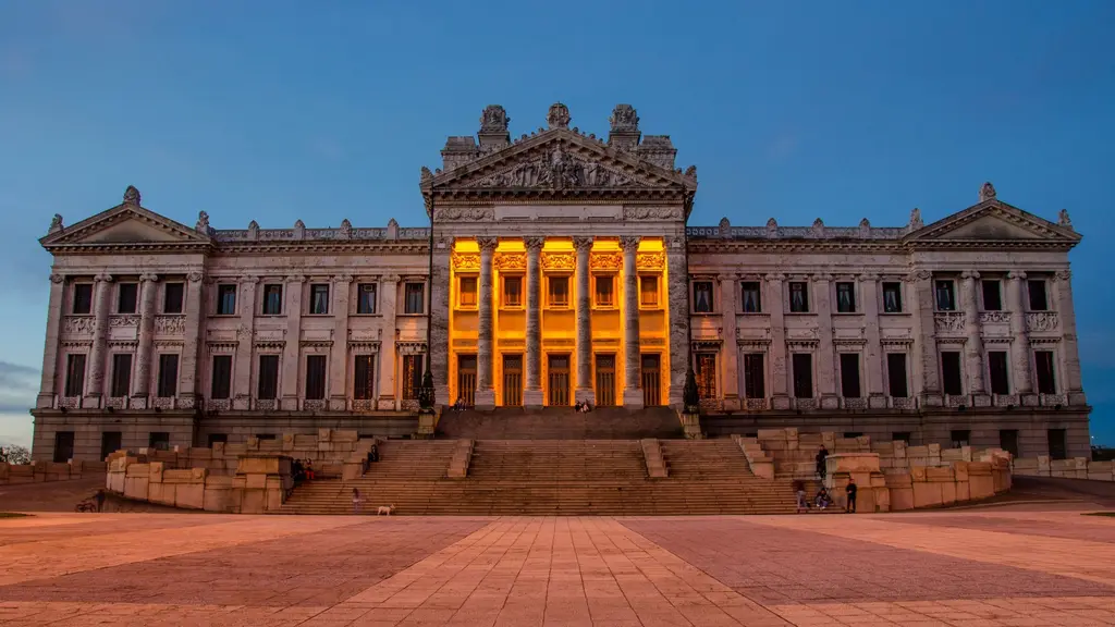 Fachada del Palacio Legislativo de Montevideo iluminada al atardecer, con su escalinata principal (archivo). Foto: Gabboe / Wikimedia Commons (CC BY-SA 3.0)