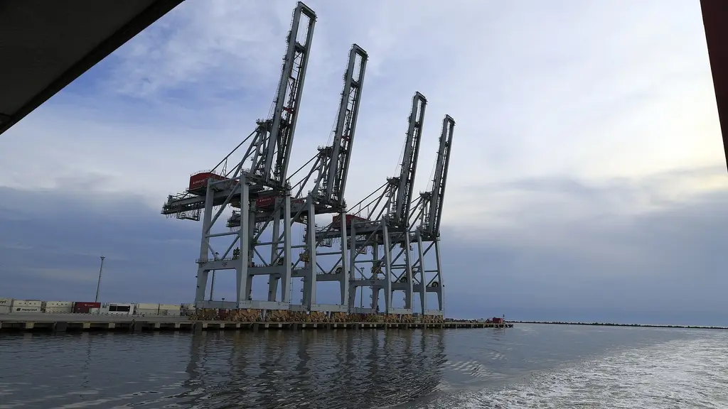 Grúas de contenedores en el muelle del puerto de Montevideo (archivo). Foto: Falk2 / Wikimedia Commons (CC BY-SA 3.0 de)