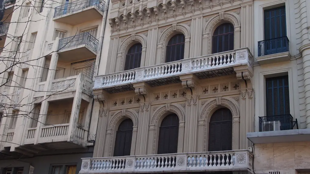 Fachada de la Casa Vaeza, sede del Partido Nacional en Montevideo, con balcones de balaustres y ventanas en arco. Foto: Rosina Peixoto / Wikimedia Commons (CC BY-SA 3.0) (archivo)
