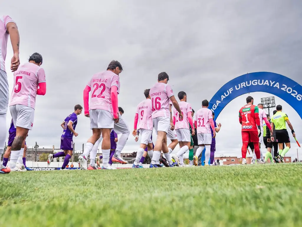 Los jugadores de Boston River entran a la cancha en Florida, donde le ganaron 1-0 a Defensor. Foto: El País