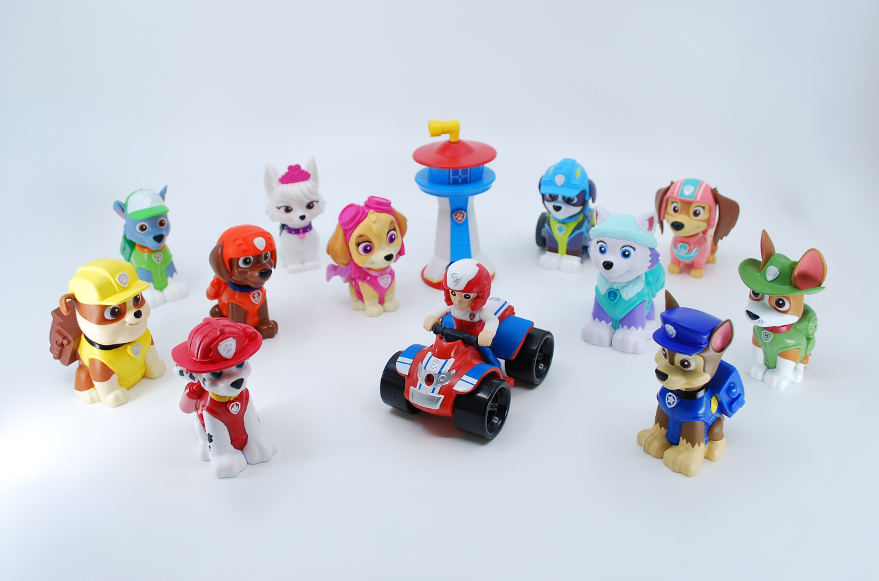 Colección de libros de Paw Patrol con figuras y linterna UV. Foto: El País