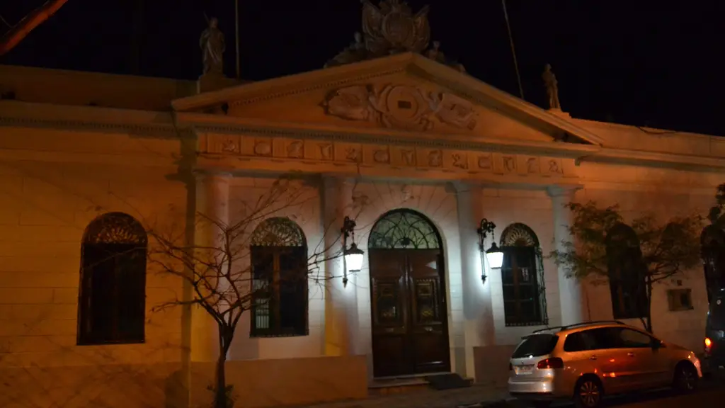 Fachada iluminada de la Jefatura de Policía de Paysandú, de noche. Foto: Mverocai / Wikimedia Commons (CC BY-SA 3.0) (archivo)