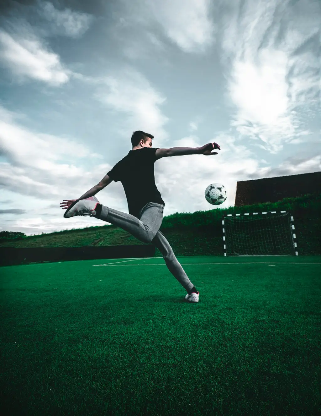 Pelota de fútbol sobre césped. Foto: Unsplash