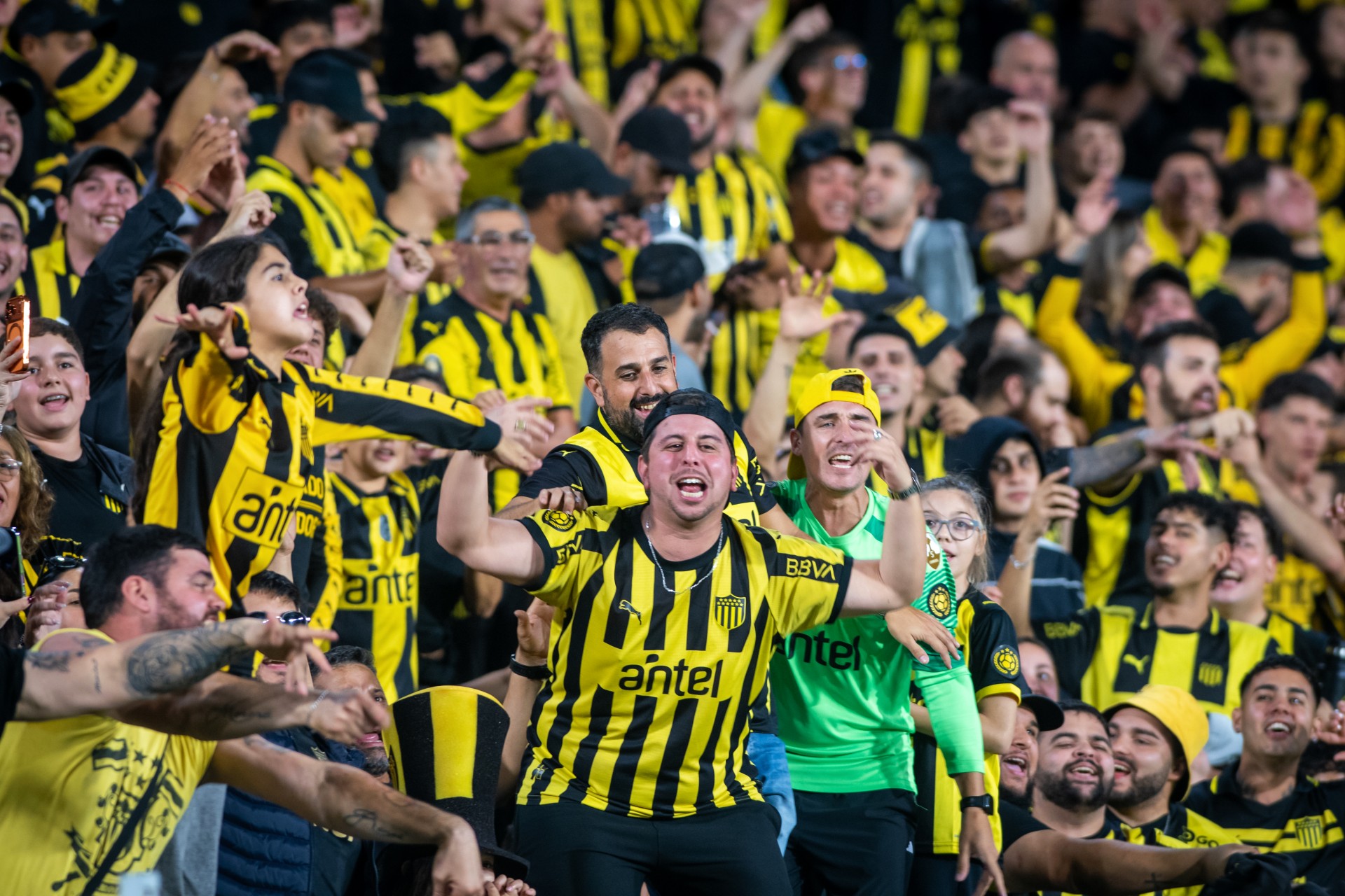 Hinchas de Peñarol en el Estadio Campeón del Siglo durante un partido. Foto: El País