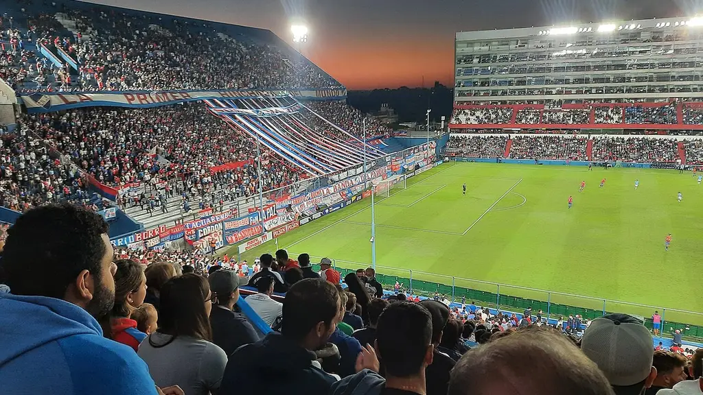 Montevideo City Torque juega ante Nacional en un estadio colmado, al atardecer. Foto: Fedebolso / Wikimedia Commons (CC BY-SA 4.0) (archivo)