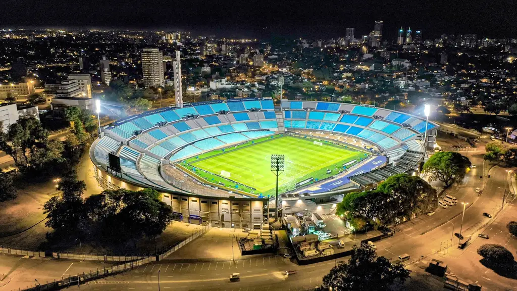 Vista aérea nocturna del Estadio Centenario de Montevideo con las luces encendidas y la ciudad de fondo (archivo). Foto: Marcelo Campi / Wikimedia Commons (CC BY-SA 2.0)