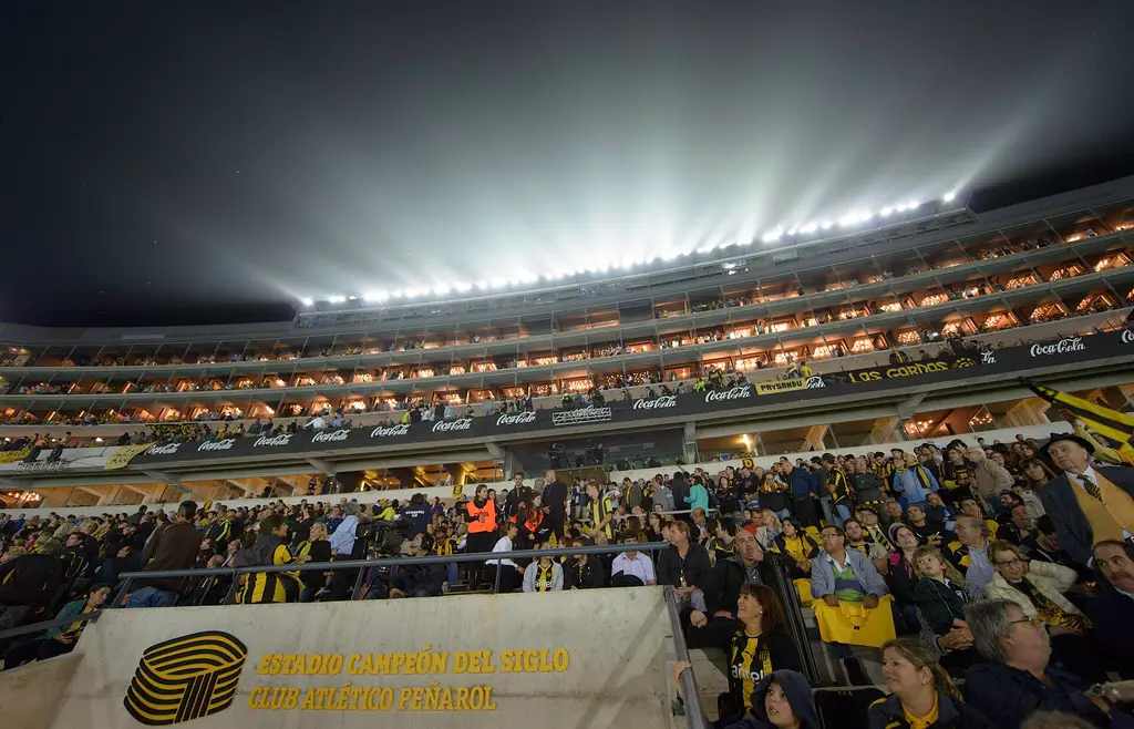 Hinchas en la tribuna del Estadio Campeón del Siglo durante un partido nocturno de Peñarol. Foto: Jimmy Baikovicius / Wikimedia Commons (CC BY-SA 2.0) (archivo)