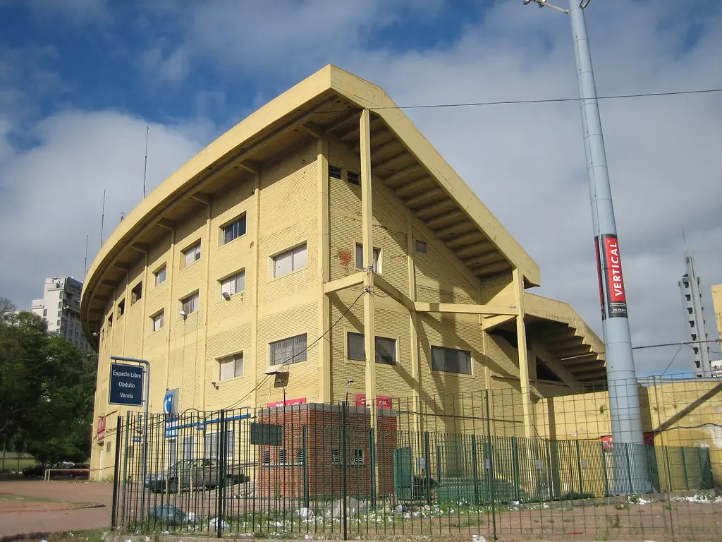 Exterior de una de las tribunas del estadio Centenario, en Montevideo. Foto: Stefano Vigorelli / Wikimedia Commons (CC BY-SA 4.0) (archivo)