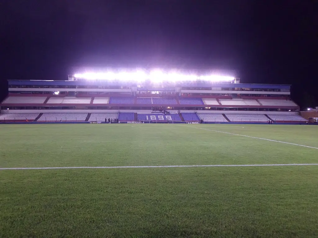Tribuna del estadio Gran Parque Central de Nacional iluminada durante la noche. Foto: Baijinho / Wikimedia Commons (CC BY-SA 4.0) (archivo)