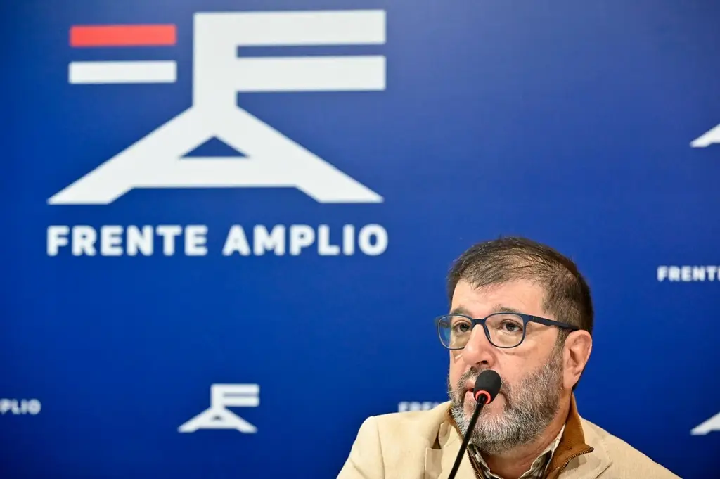 Fernando Pereira habla ante un micrófono, con el logo del Frente Amplio detrás. Foto: Montevideo Portal (archivo)