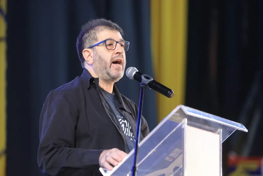 Fernando Pereira habla en un atril durante un acto político. Foto: Montevideo Portal