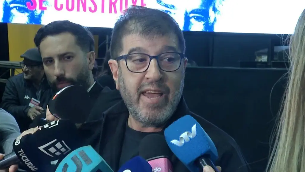 Fernando Pereira habla con la prensa en el congreso del Frente Amplio. Foto: Subrayado