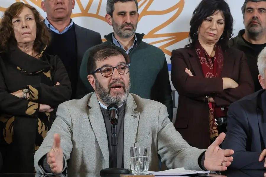 Fernando Pereira habla ante un micrófono, con dirigentes del Frente Amplio detrás. Foto: Montevideo Portal
