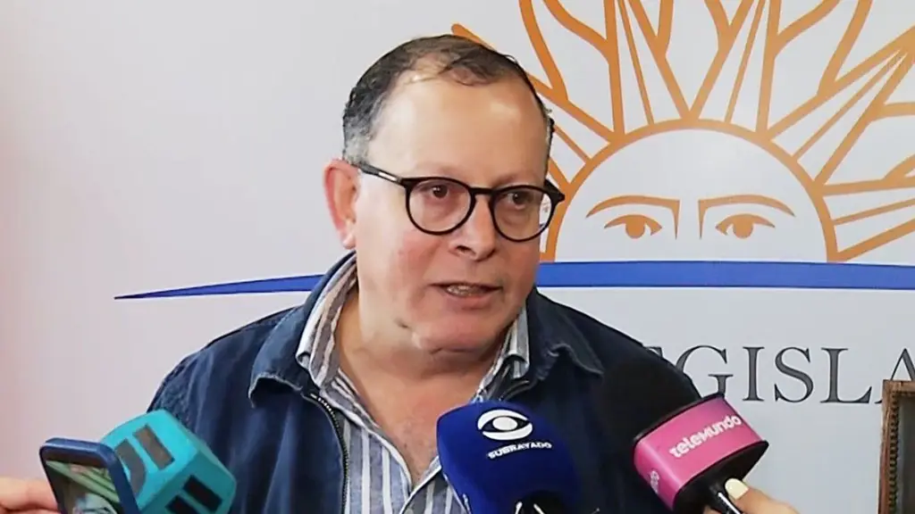 Álvaro Perrone habla con la prensa. Foto: Subrayado