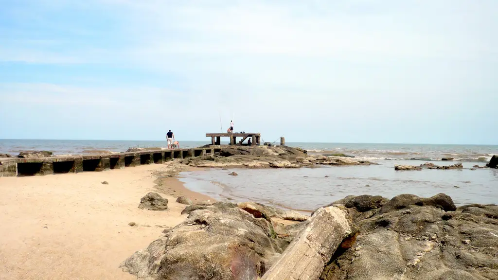 Pescadores con sus cañas en el extremo de un muelle de piedra sobre la costa uruguaya, imagen ilustrativa. Foto: Andrés Franchi Ugart / Wikimedia Commons (CC BY-SA 3.0) (archivo)