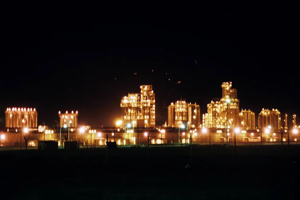 Refinería de Mina Al Ahmadi, en Kuwait, iluminada de noche. Foto: Grubb / Wikimedia Commons (dominio público) (archivo)