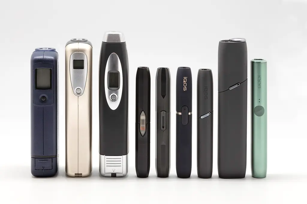 Distintas generaciones de dispositivos de tabaco calentado IQOS, el producto central de la estrategia de Philip Morris. Foto: Aphis Marta / Wikimedia Commons (CC BY-SA 4.0) (archivo)
