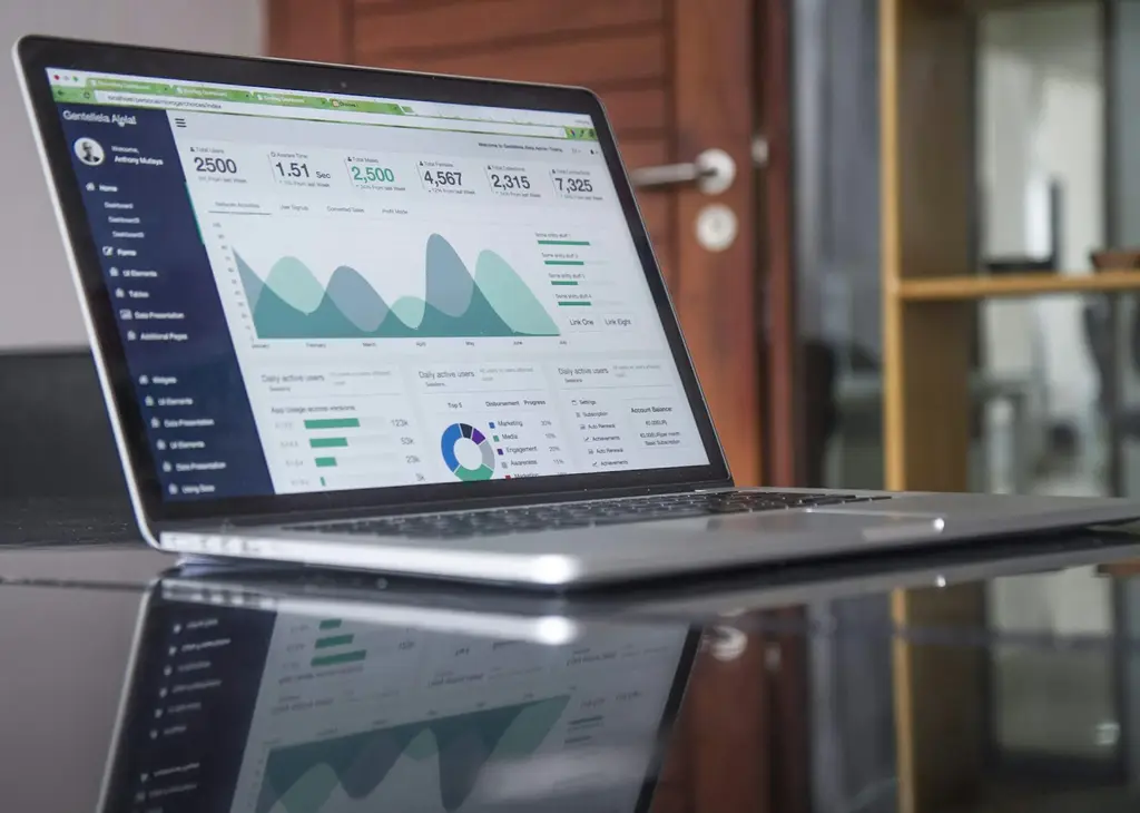 Gráficos y datos económicos en una pantalla. Foto: Unsplash