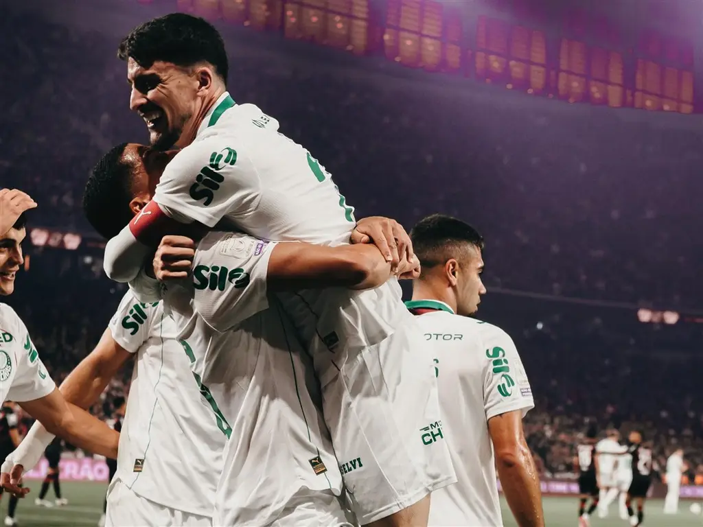 Joaquín Piquerez, con la cinta de capitán, es alzado por un compañero tras el gol. Foto: El País