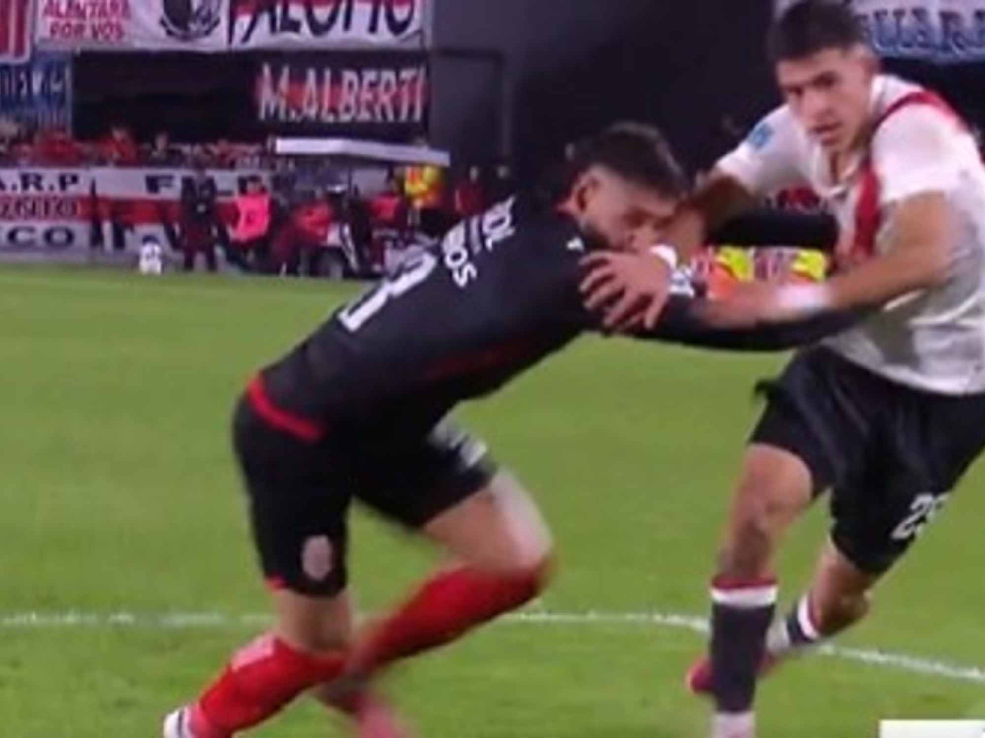 Una foto de un partido de fútbol con un árbitro y un jugador discutiendo una jugada. Foto: Clarín