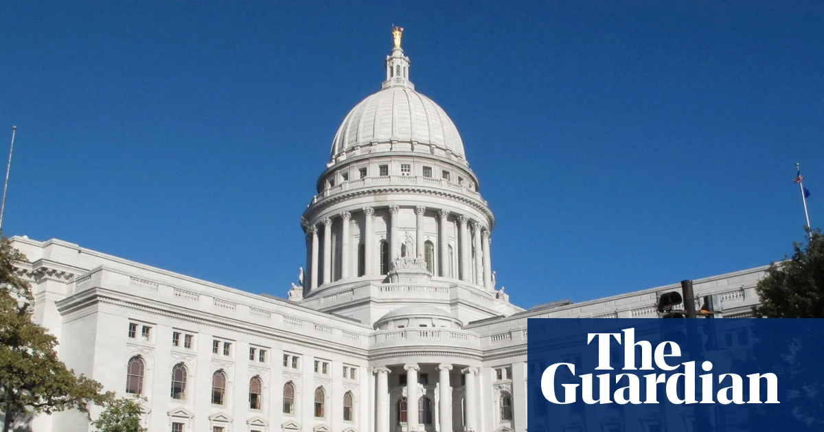Escena de la calle en Madison, Wisconsin, con presencia policial y una multitud reunida. Foto: The Guardian