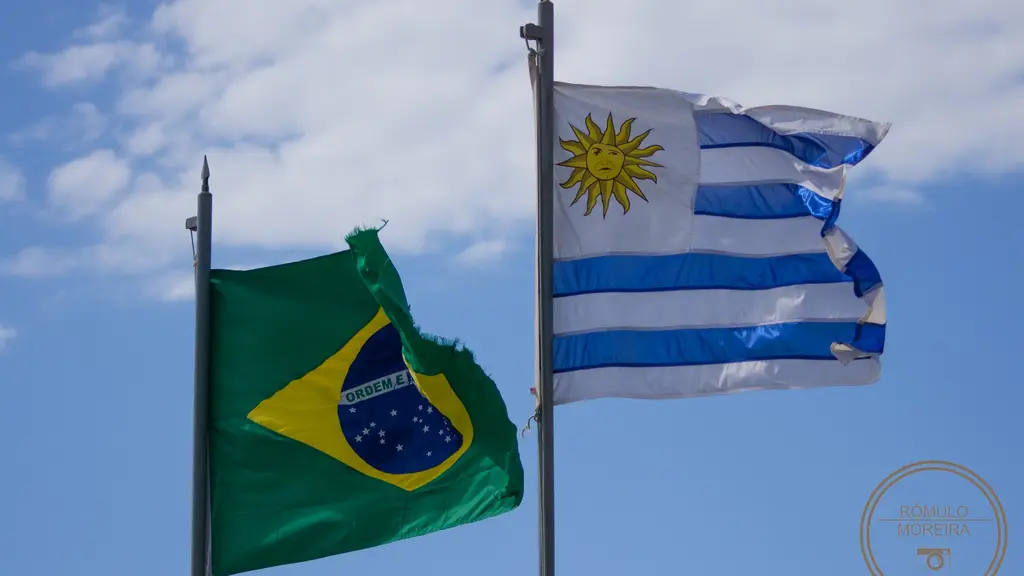 Banderas de Brasil y Uruguay flamean juntas en la frontera de Aceguá (archivo). Foto: Rômulo Moreira / Wikimedia Commons (CC BY 2.0)