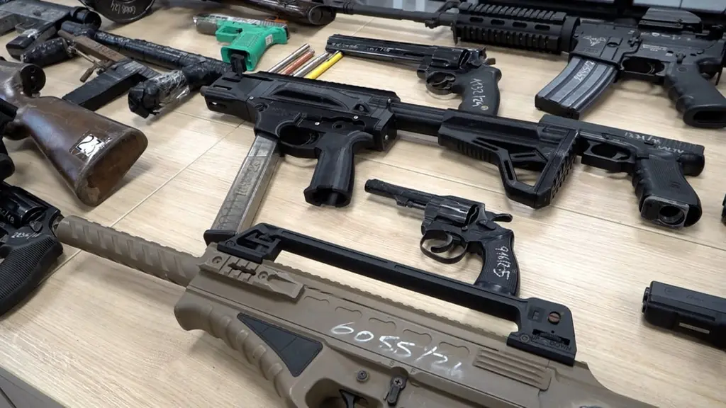 Armas de fuego incautadas exhibidas por la Policía en el operativo del primer semestre de 2026. Foto: Ministerio del Interior