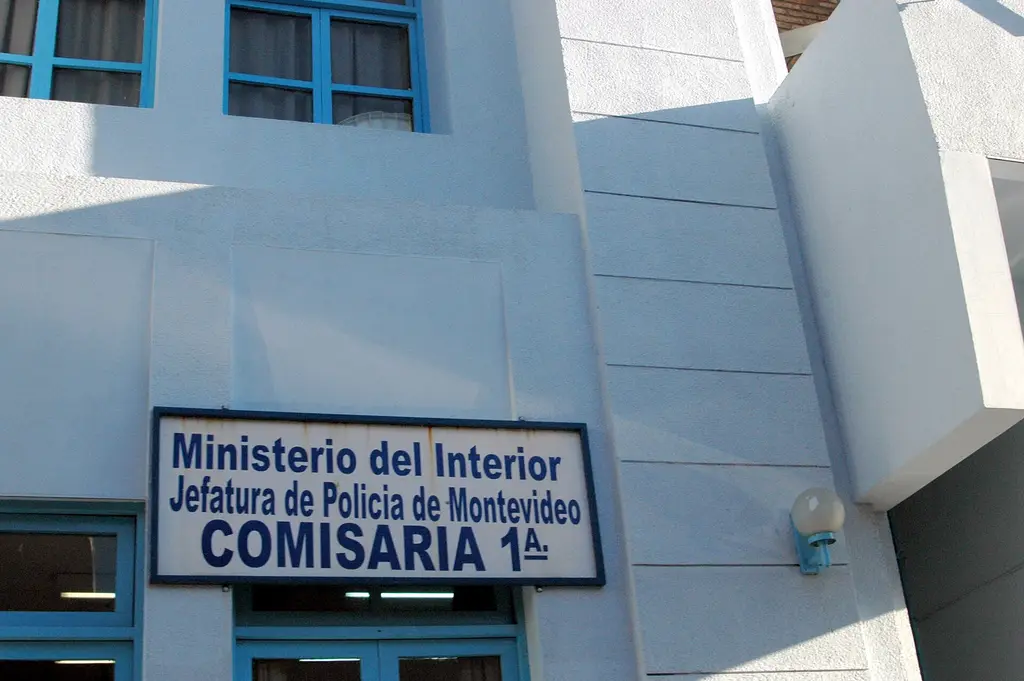 Cartel de una comisaría de la Jefatura de Policía de Montevideo sobre la entrada del edificio. Foto: Andrés Franchi Ugart / Wikimedia Commons (CC BY-SA 3.0) (archivo)