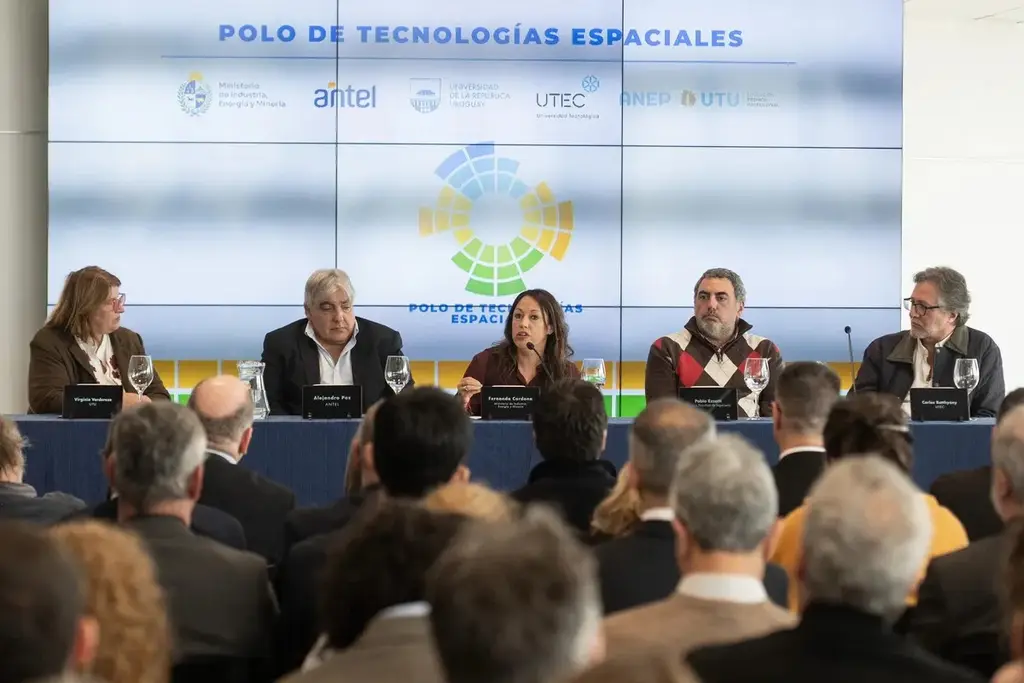 Virginia Verderese, Alejandro Paz, Fernanda Cardona, Pablo Ezzatti y Carlos Batthyány en la firma del convenio del Polo de Tecnologías Espaciales, en la Torre de las Telecomunicaciones. Foto: Alessandro Maradei
