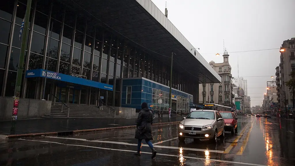 Sede del Banco República sobre la avenida 18 de Julio, en Montevideo, en un día de lluvia. Foto: Jimmy Baikovicius / Wikimedia Commons (CC BY-SA 2.0) (archivo)