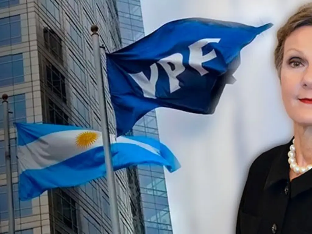 Loretta Preska, junto a la bandera de YPF, en una imagen de archivo. Foto: Clarín