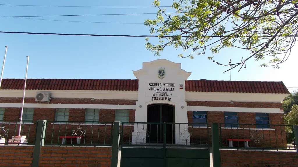 Fachada de la Escuela N.º 98 de Paysandú, otra escuela pública de la ciudad; imagen ilustrativa. Foto: Sole Camacho / Wikimedia Commons (CC BY-SA 3.0) (archivo)