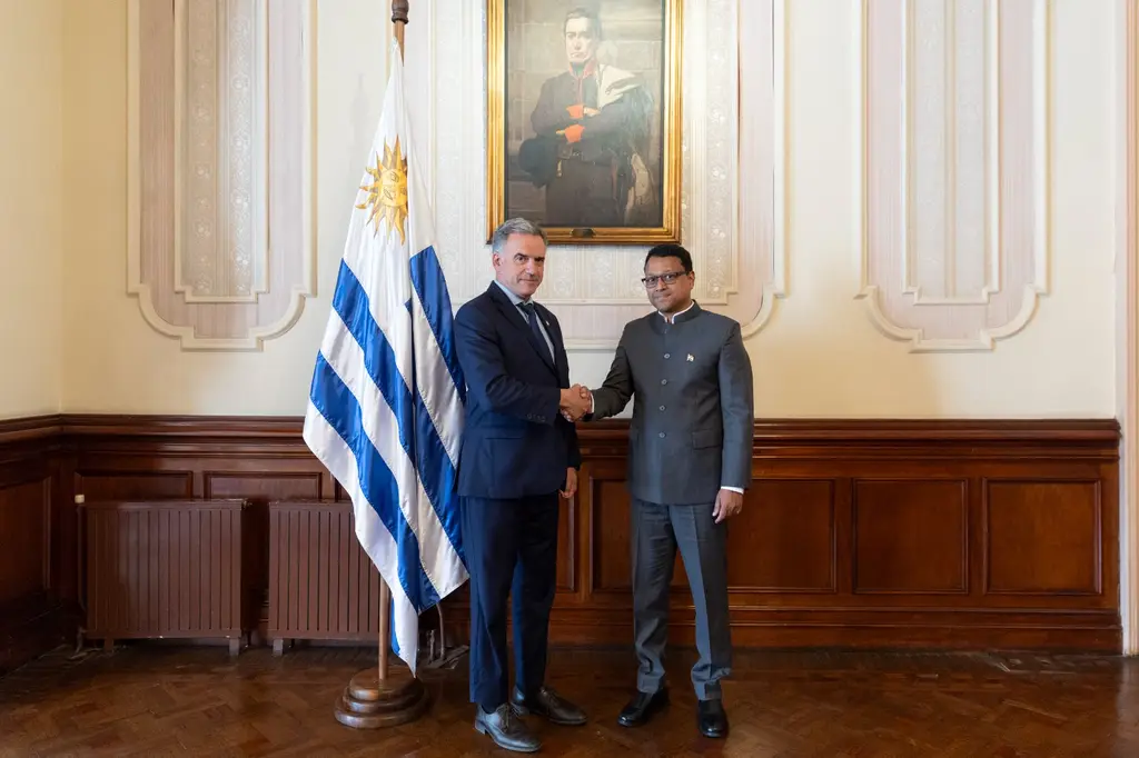 Yamandú Orsi recibe las cartas credenciales del embajador de India Binoy George en el Palacio Estévez. Foto: Presidencia