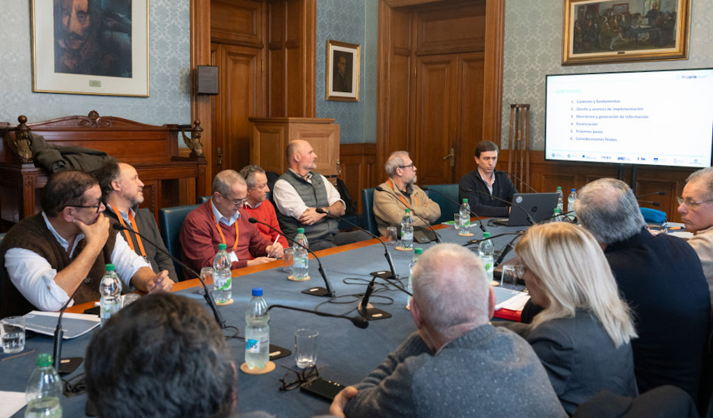 Reunión de productores ganaderos discutiendo avances del Programa PROCRÍA. Foto: El País